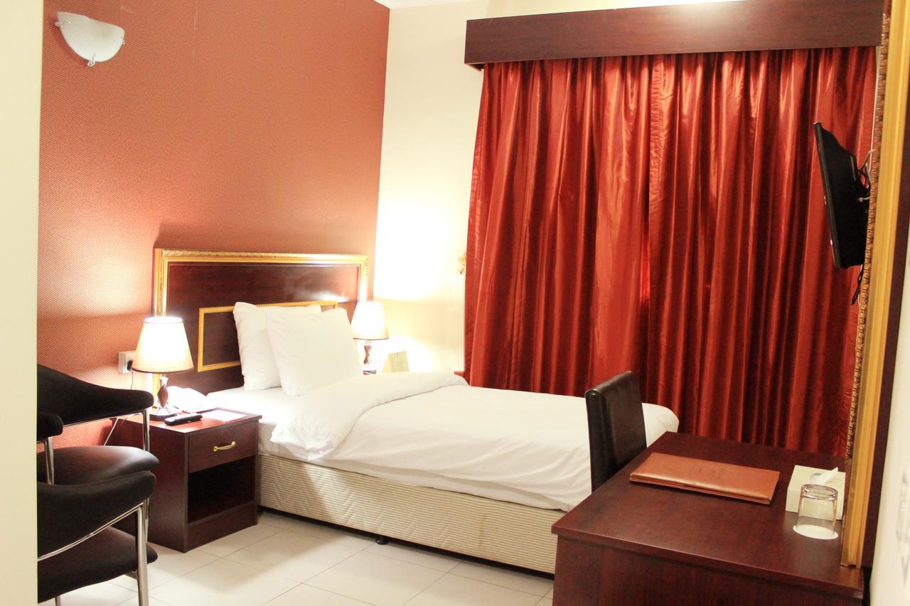 Montreal Naif Hotel Dubai Esterno foto